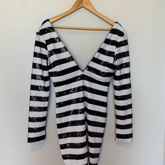 Black and white Deep V sequinned Mini dress by Nasty Gal - Picture 3 of 4